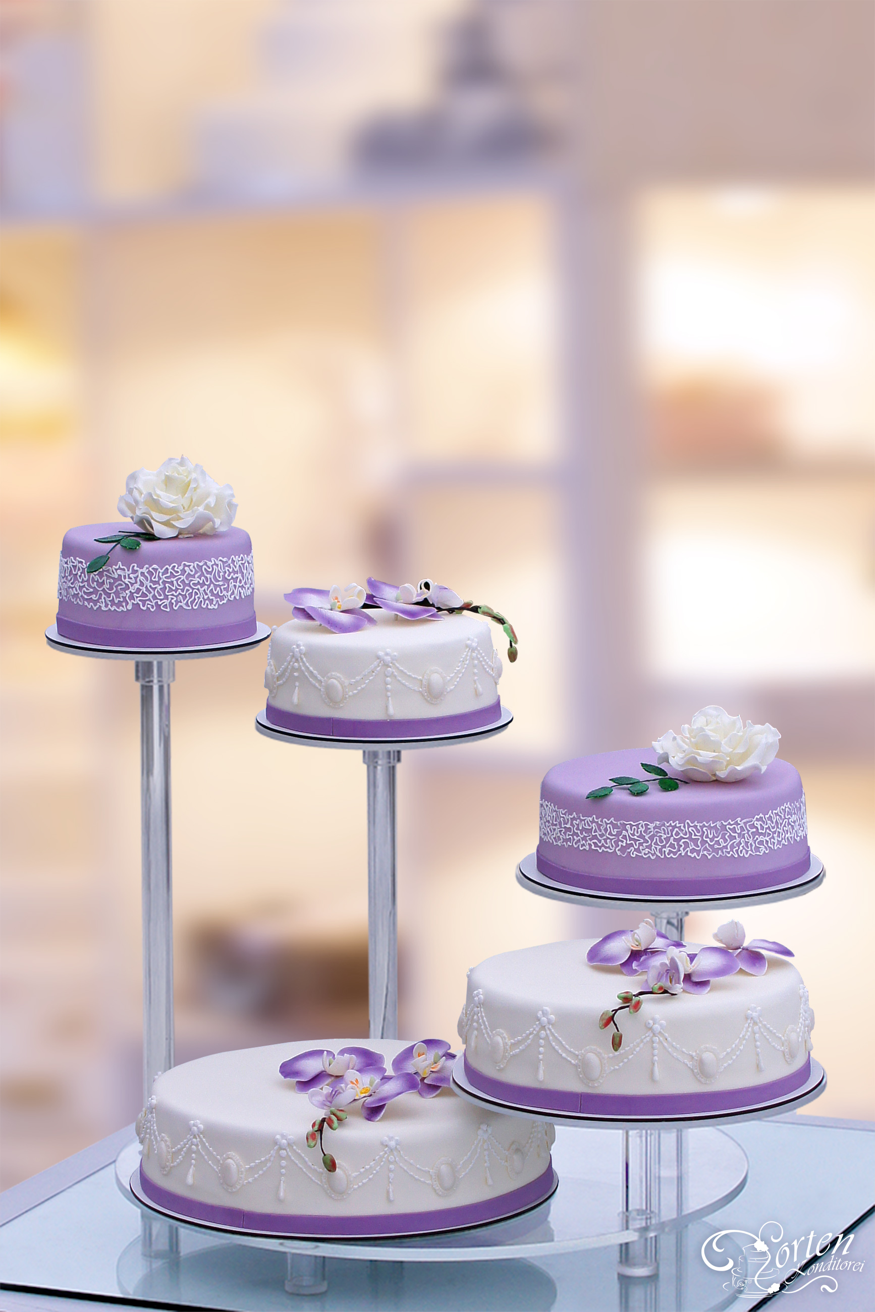 5 Etagen-Hochzeitstorte in lila flieder, je nach Schnittgröße ca. 130-150 Tortenstücke.
