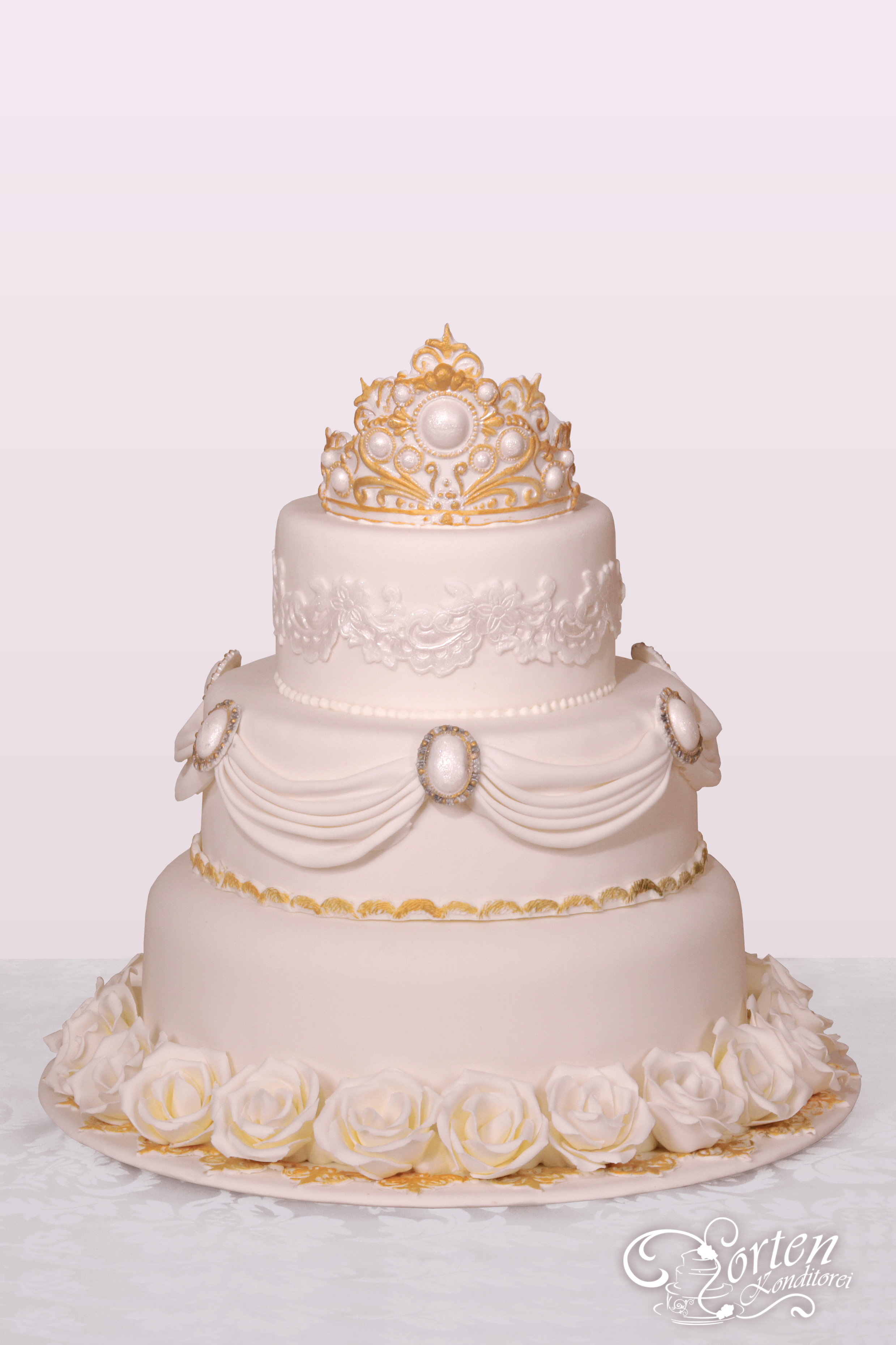 In königlichem Stil Dekoriete Hochzeitstorte mit Broschen Krone Rosen in Gold.