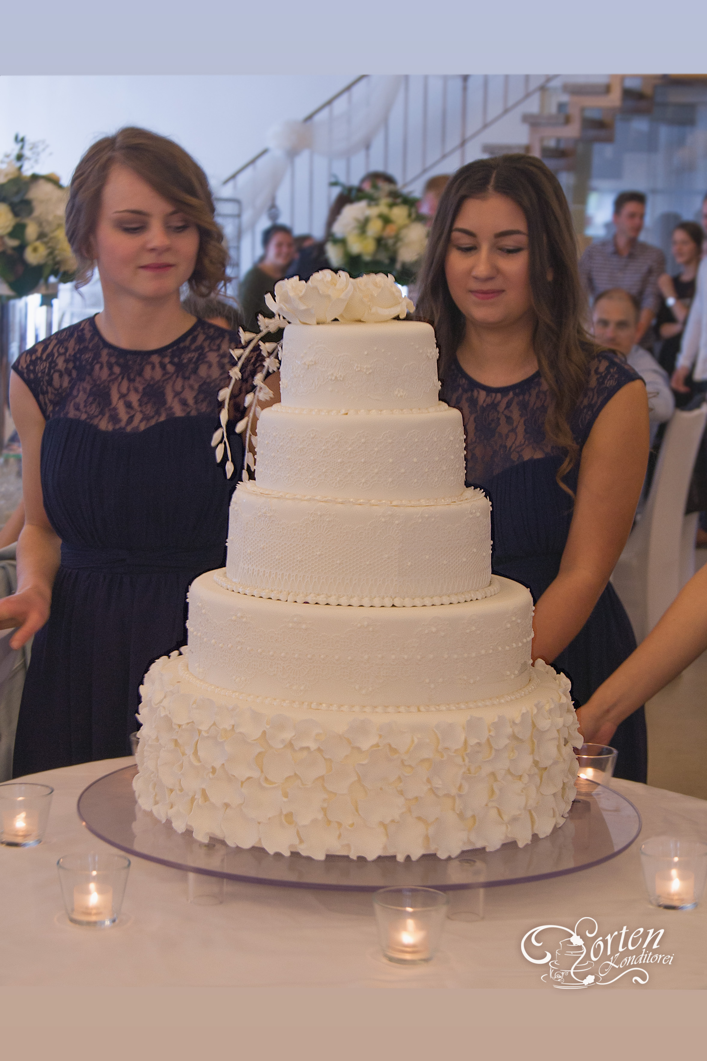 Elegante Hochzeitstorte mit Zucker-Spitze in weiß.