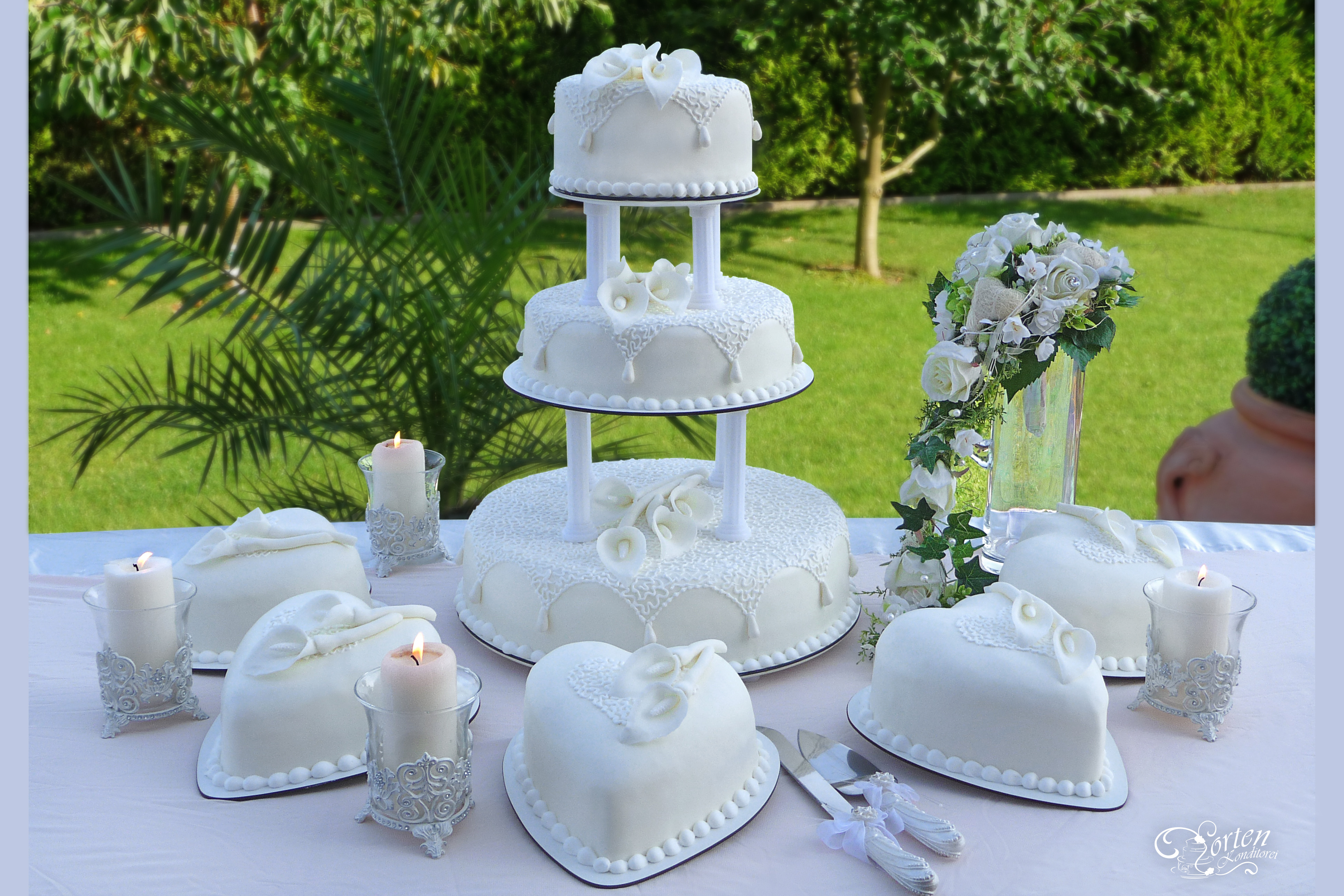 Weiße Hochzeitstorte, Aufbau identisch mit der Torte 1, jedoch mit aufwendigerem Muster und Callas.