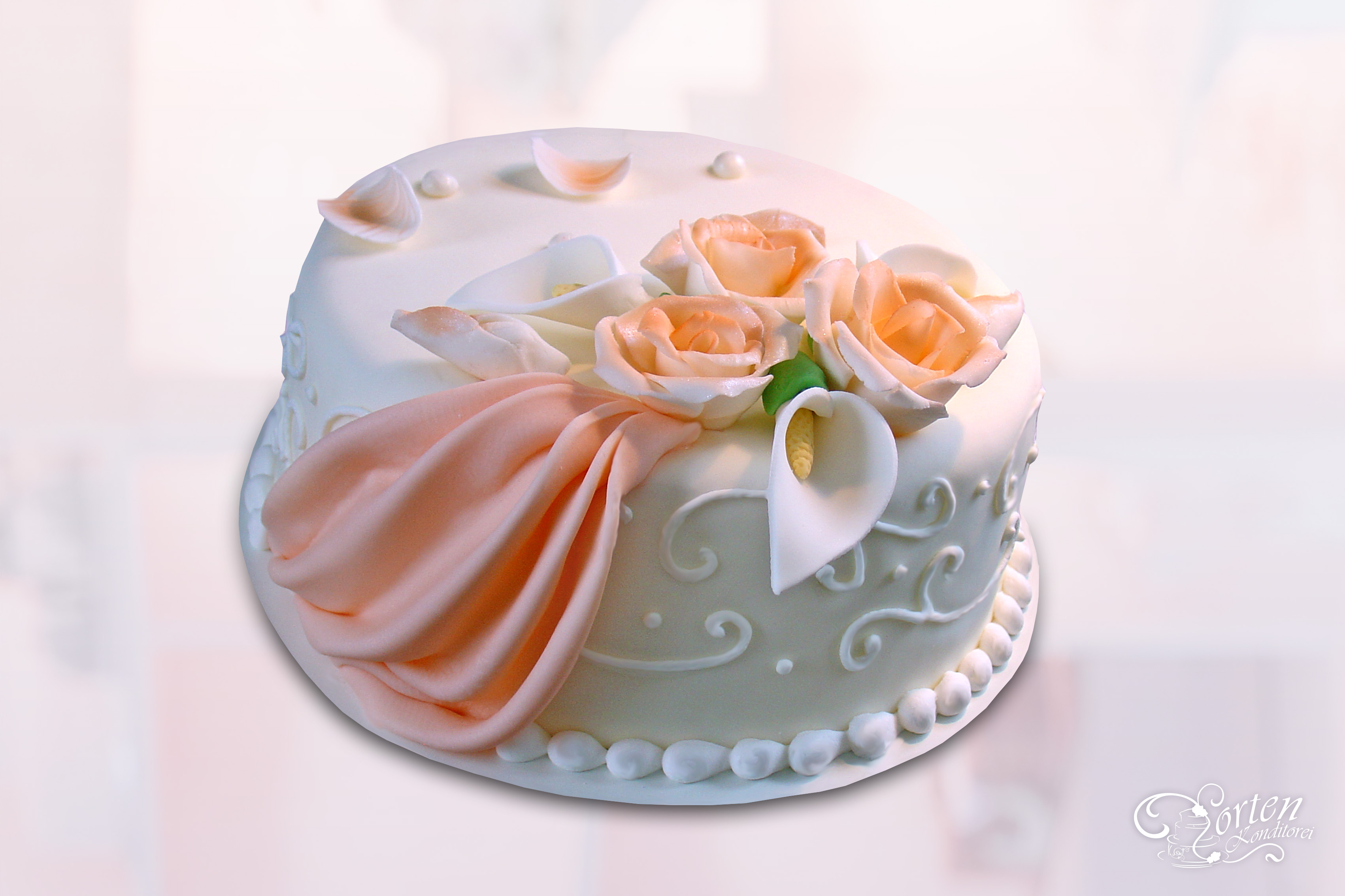 Geburtstags-Torte in orange-apriko