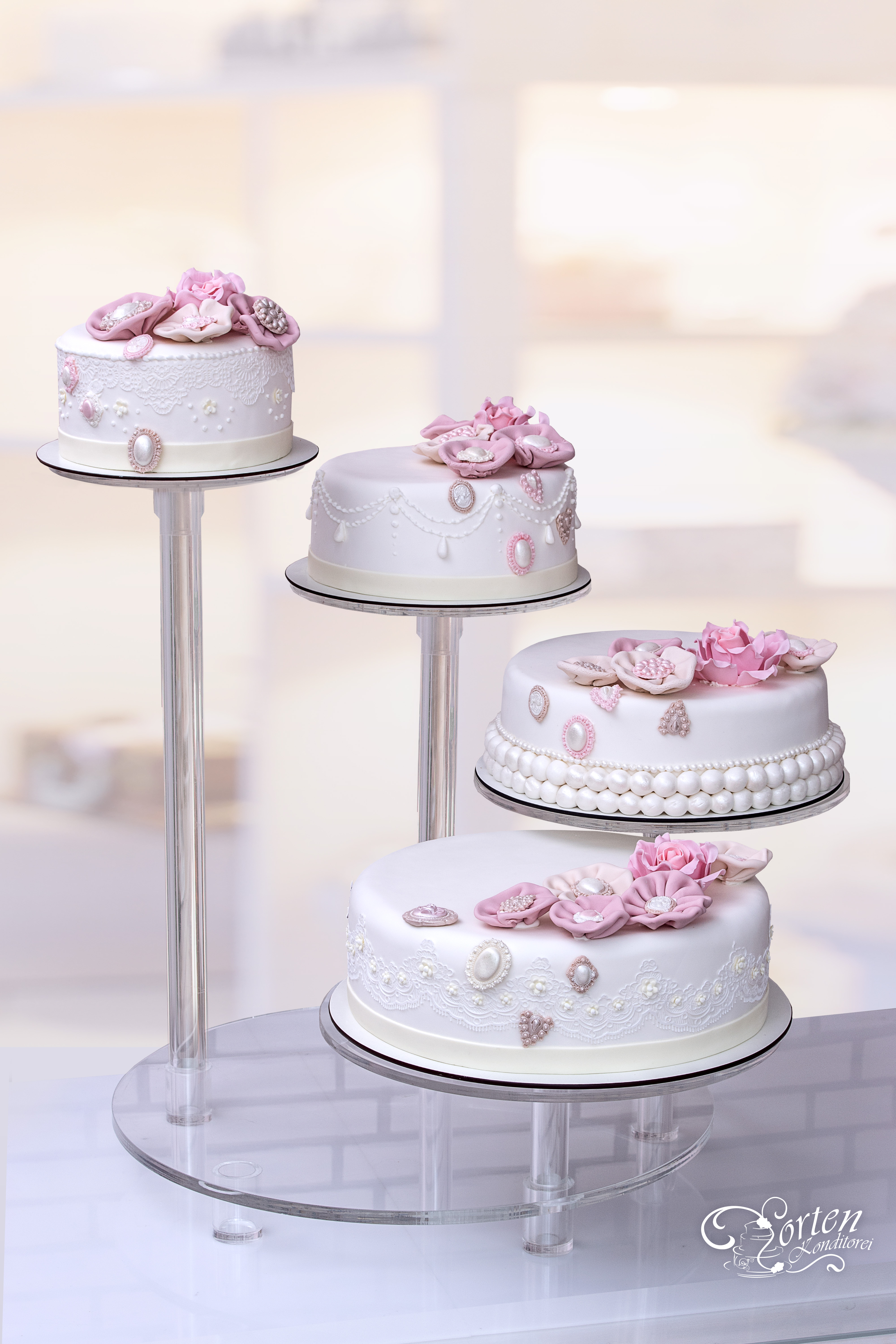 Hochzeitstorte dekoriert mit großen Perlen, Broschen in rosa-Ton.