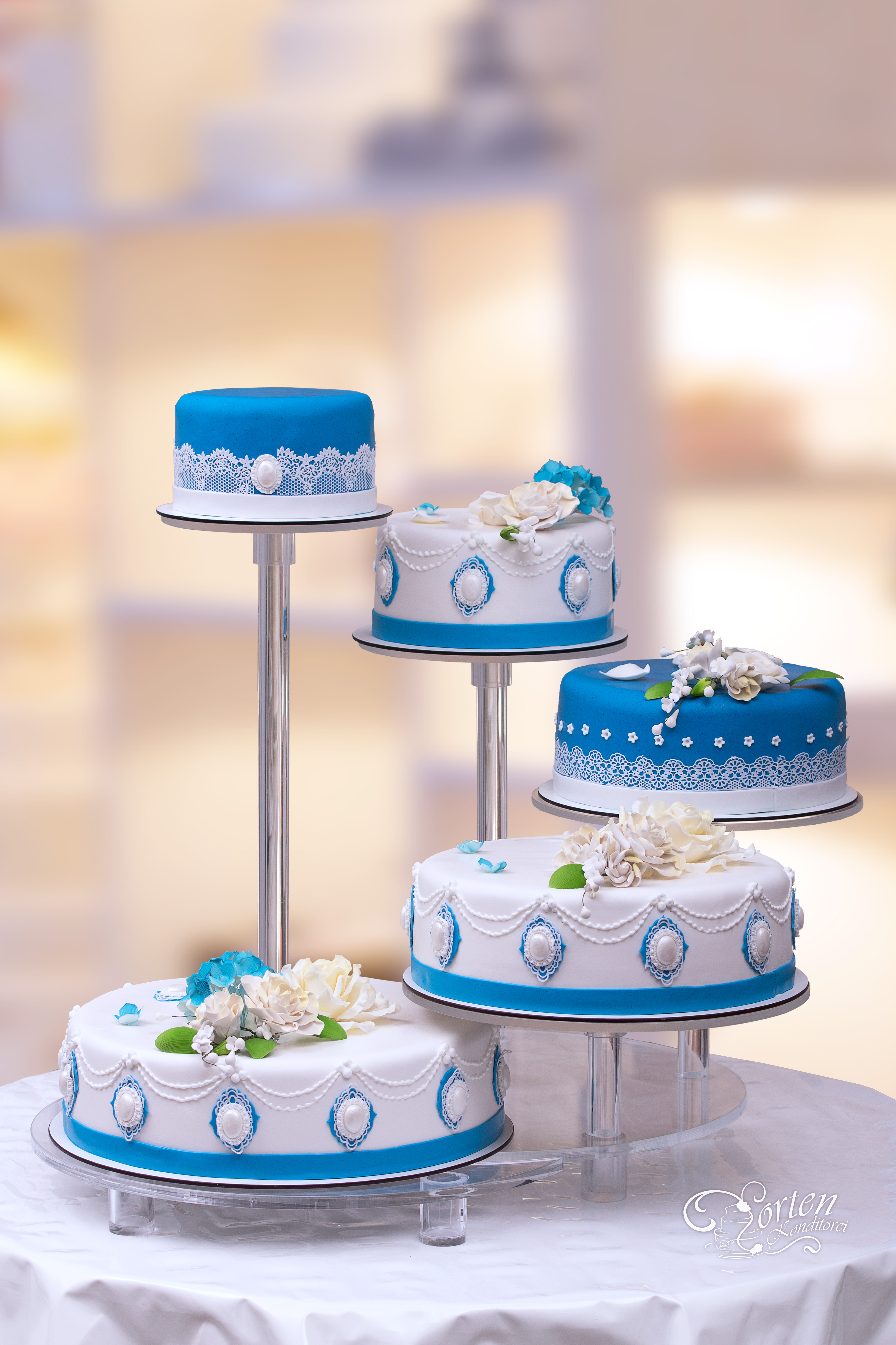 Hochzeitstorte in blau mit Spitze
