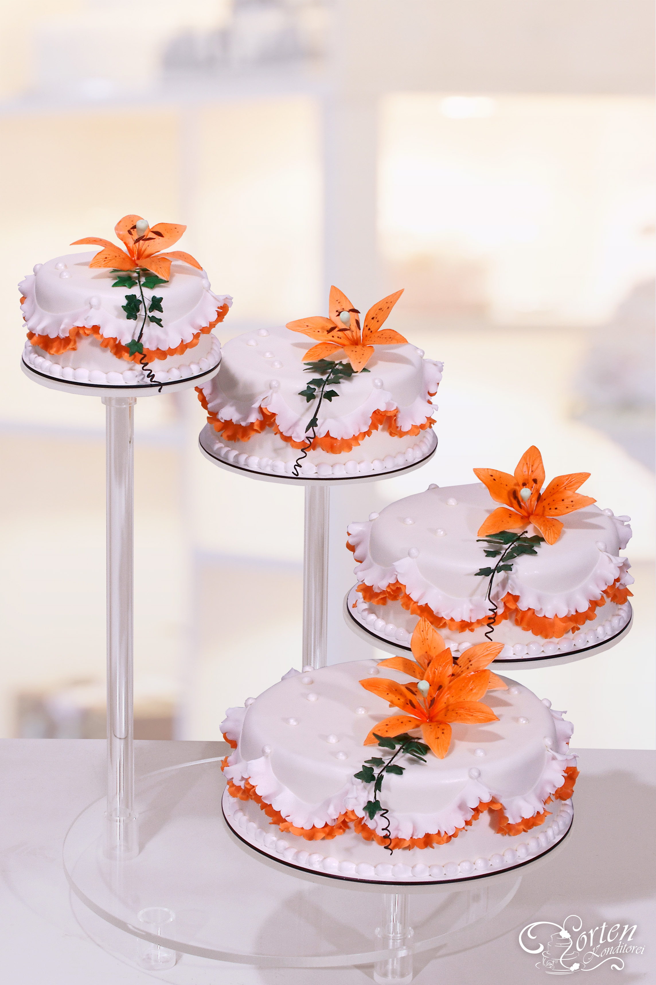 Hochzeitstorte mit lilien, Rüschen in orange.