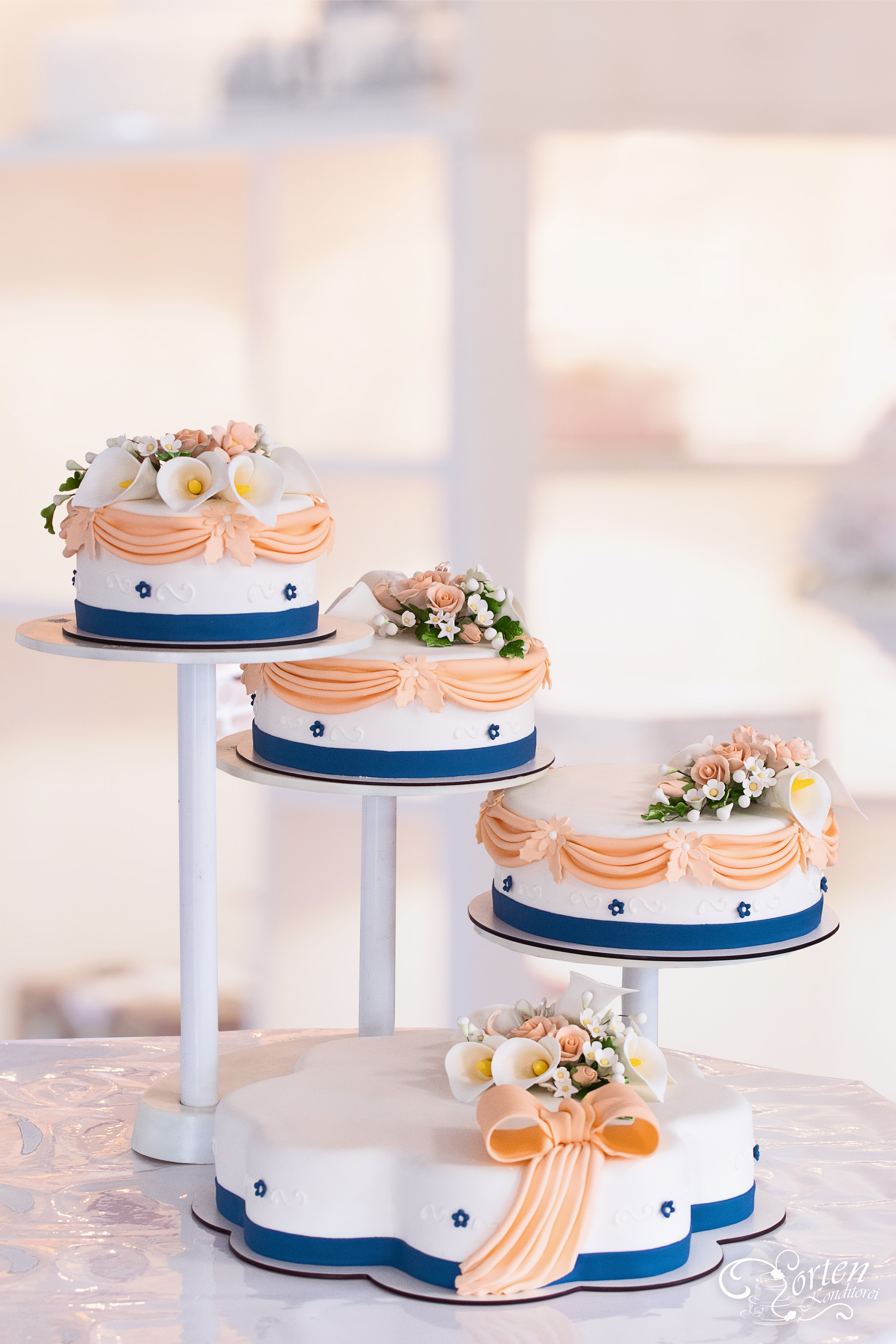 Hochzeitstorte marinen-blau und apricot