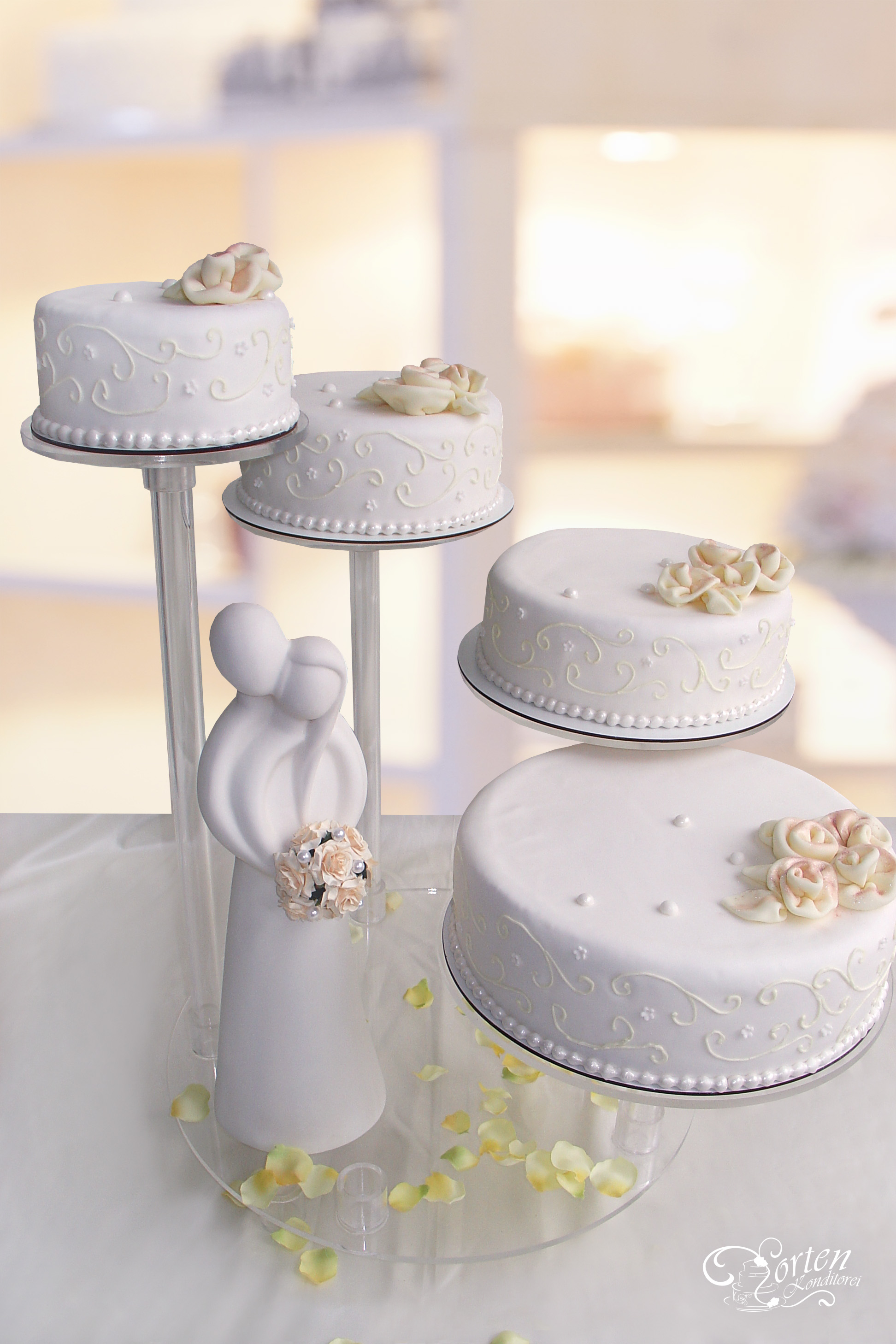 Hochzeitstorte in campagne-Ton auf Stufenständer Größen von ca. 32, 26, 22 und 18 cm, je nach Schnittgröße für ca. 80 Tortenstücke..