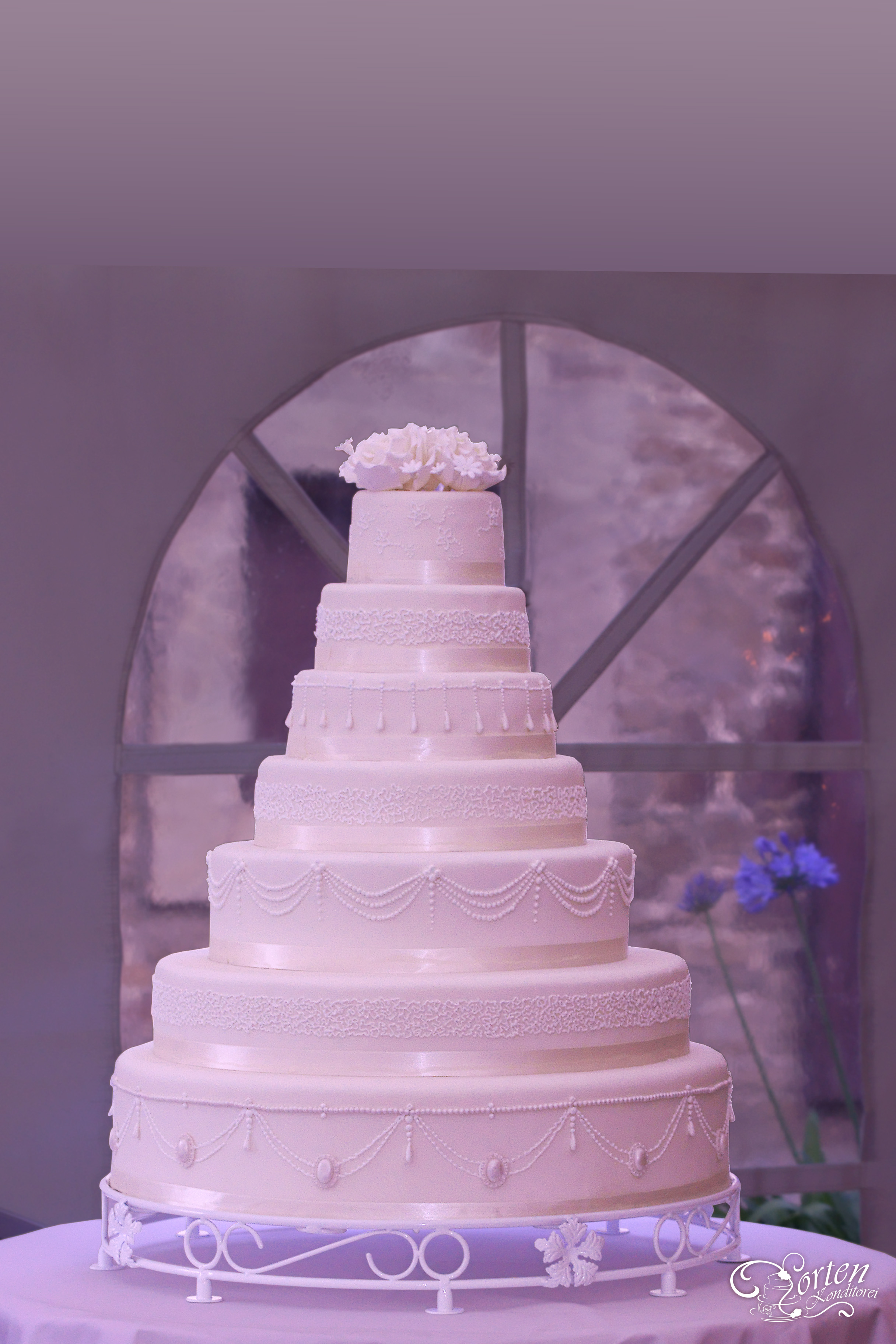 7 stöckige riesen-große Hochzeitstorte kombiniert aus Genus und wahnsinniger Optik. Die untere Torte hat einen Durchmesser von ca. 70cm.