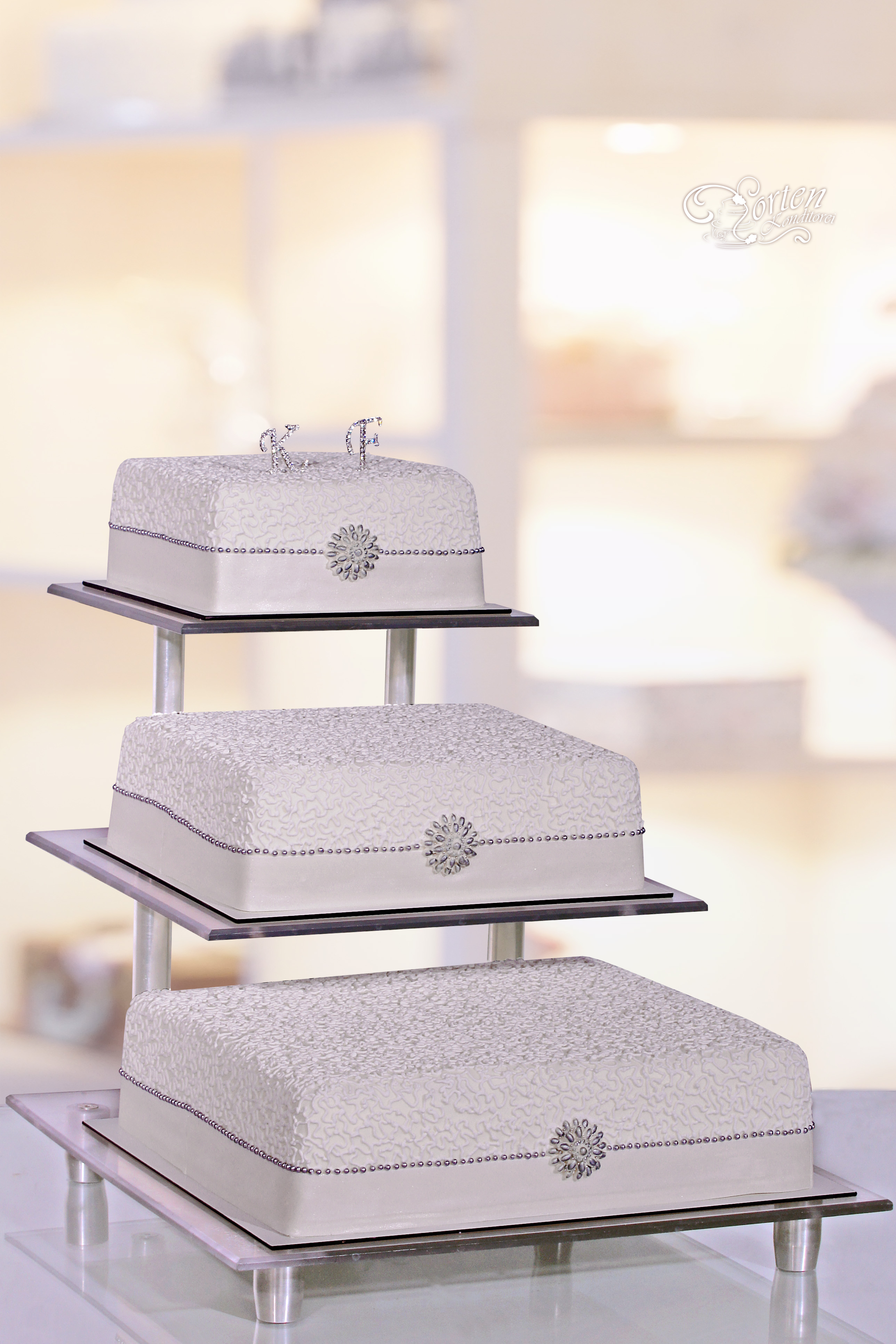 Schlichte, elegante rechteckige Hochzeitstorte in weiss. Mit frischen Blumen kann man die Farbdezente auf die Torte zu setzen.
