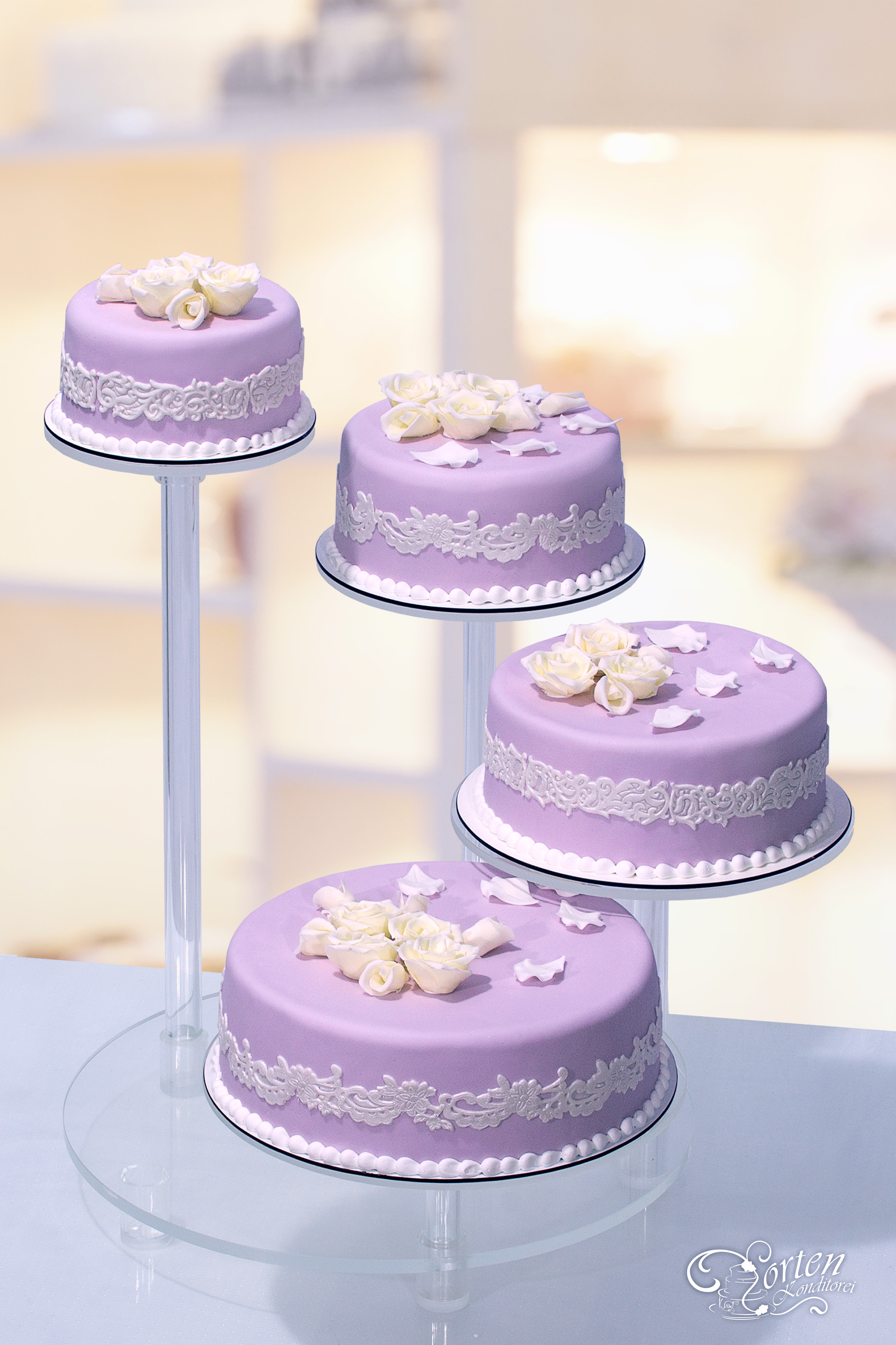Hochzeitstorte-Torte in flieder