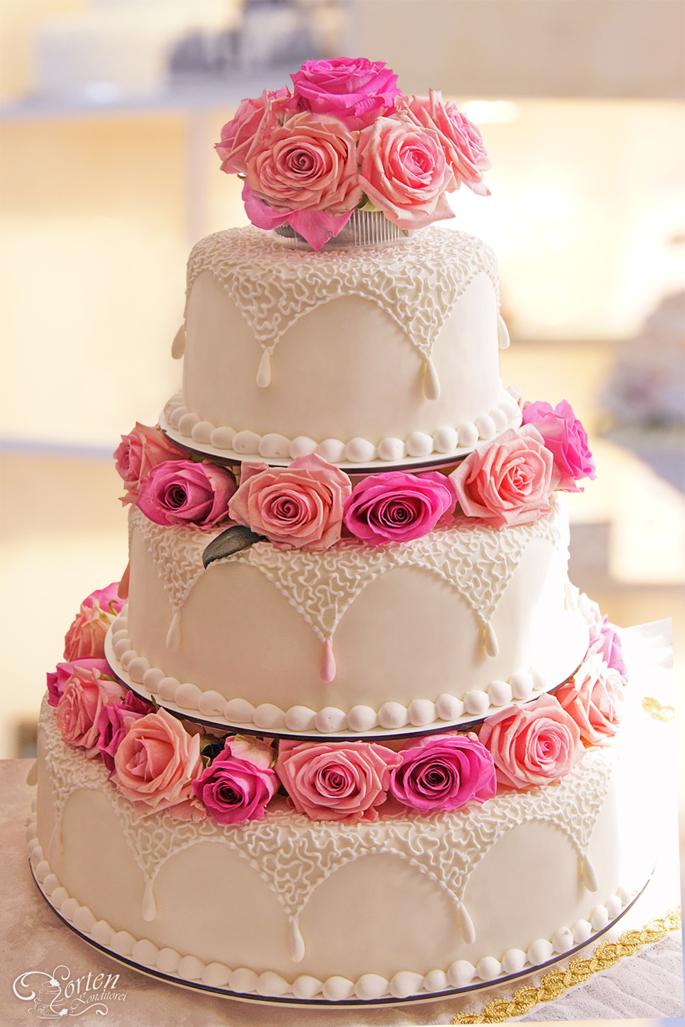 Hochzeitstorte in rosa, dekoriert rundum mit frischen Rosen. Ebeso bei dieser Hochzeitstorte können Sie Ihr know-how entfalten lassen.