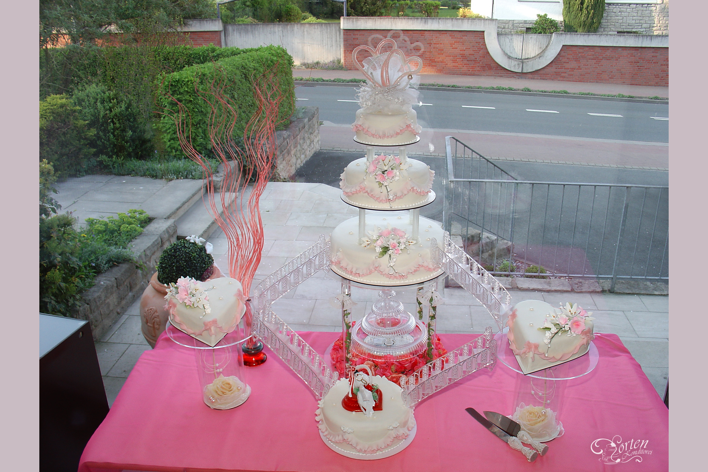 Hochzeits-Torte mit Wasserfall, Treppen und handgeblasenen Zucker-Tauben.