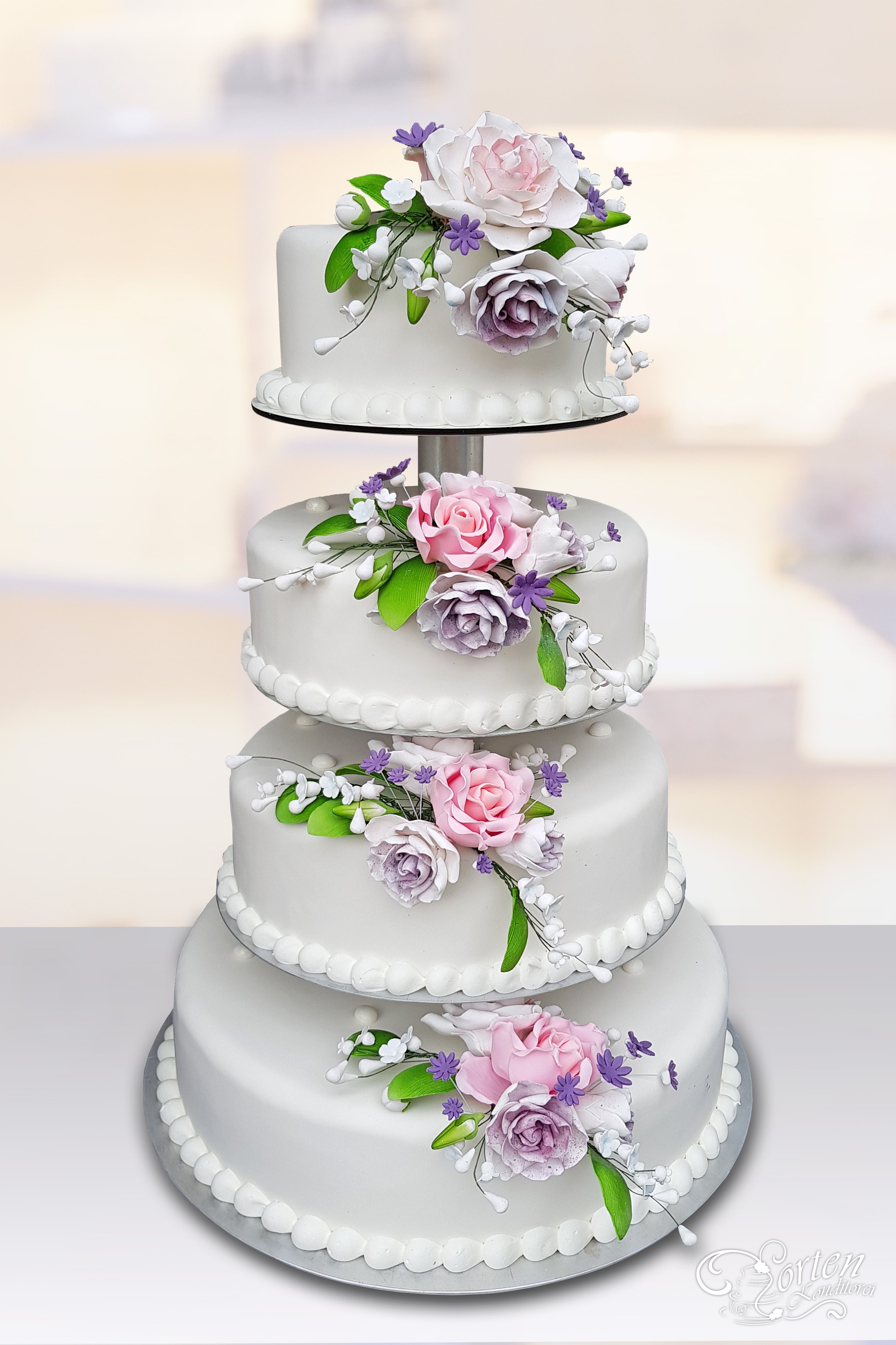 Klassische Hochzeitstorte in violett und rosa-Ton