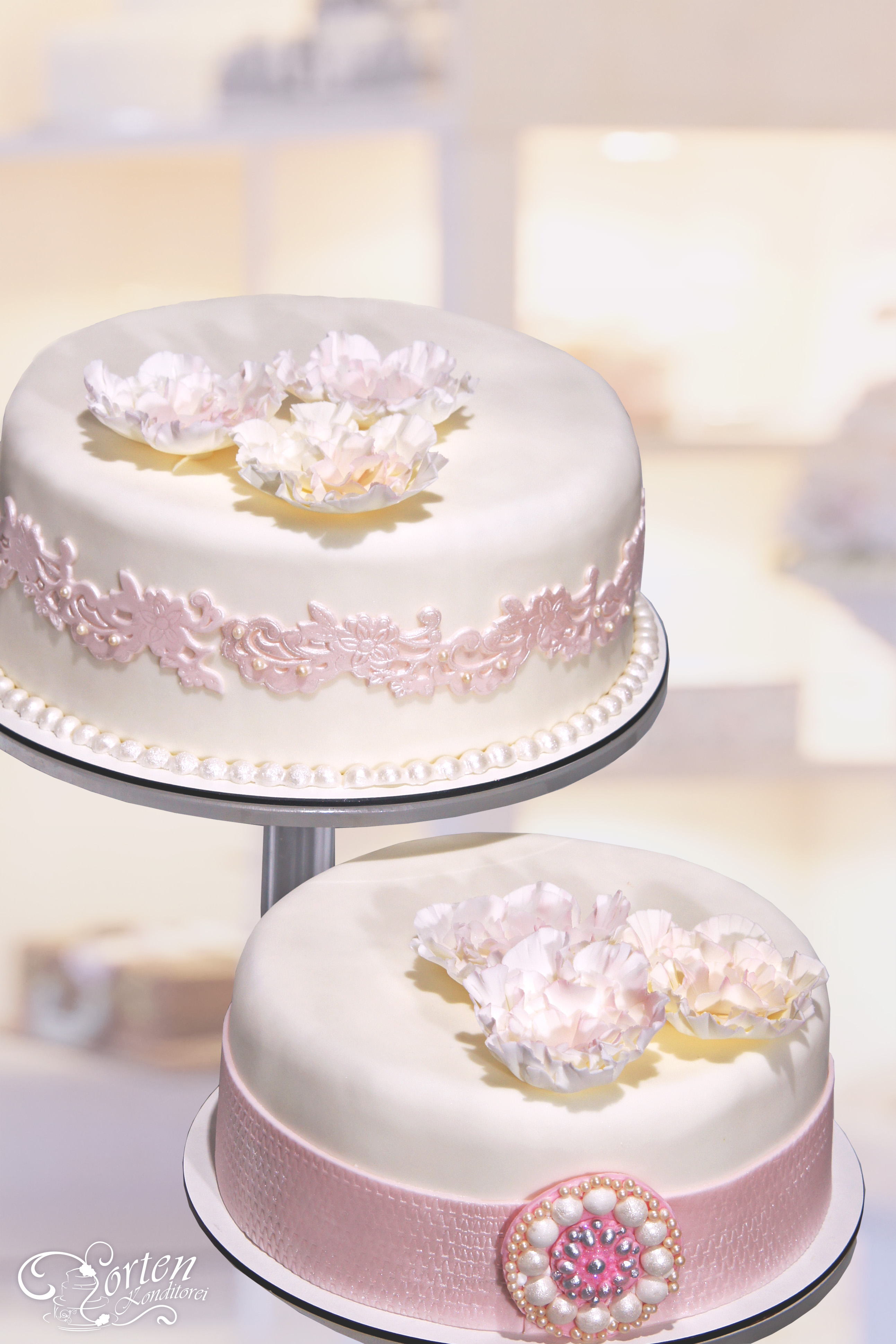Detailansicht von der Torte mit Pfingstrosen in rose vorne Broschen. 